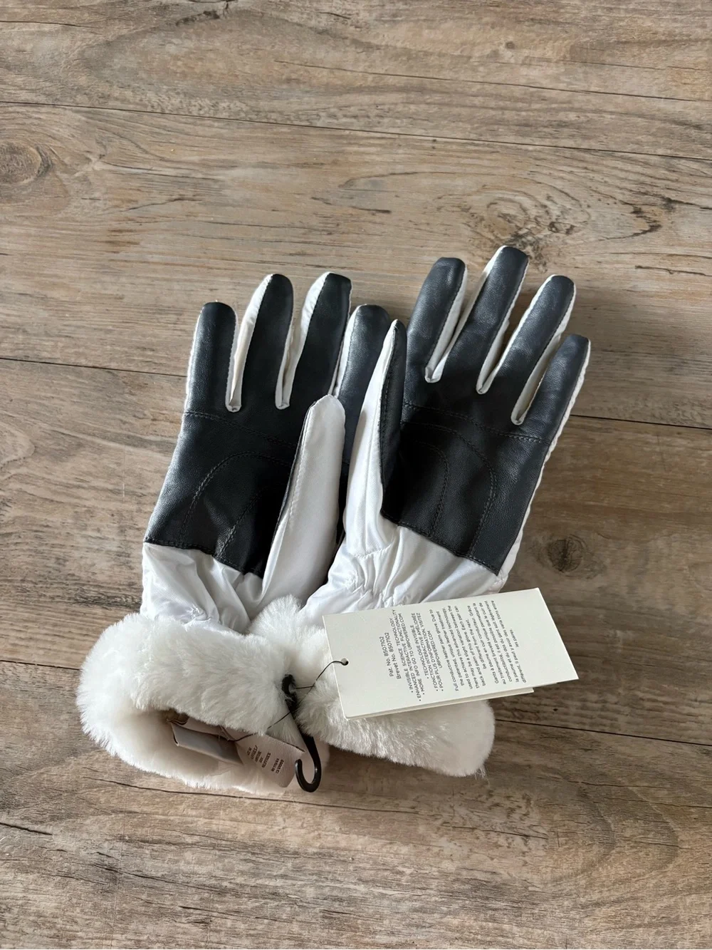 NWT UGG Women's White Quilted Touch Screen Sheepskin Cuff Gloves Size S/M